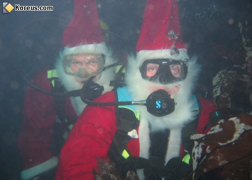 photo plongé sous marine plongeur père noël christmas fêtes santa claus humour insolite