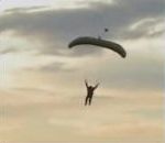 vidéo parachute atterrissage difficile dans eau roulé boulé
