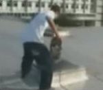 vidéo un skateur skate passe a travers la fenetre toit chute