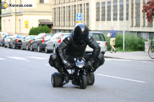 photo motard mini moto cuir casque noir transport voiture roue humour insolite
