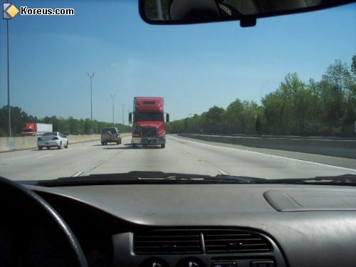 photo camion rouge en sens inverse sur route transport voiture roue humour insolite