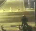 vidéo moto traverse au vert et se fait renverser par une voiture grille feu rouge