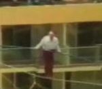vidéo funambule 73ans corde vent chute