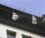 vidéo spectacle rue chute immeuble suspendu corde