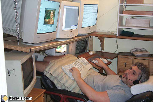 photo homme allongé dans fauteuil devant écrans informatique ordinateur humour insolite