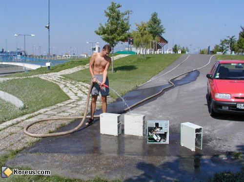 photo jet eau dans boitier composants informatique ordinateur humour insolite