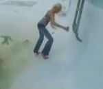 vidéo blonde talon fond piscine glisse échelle