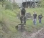 vidéo boue glisse saut vtt tremplin flaque chute