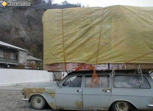 photo déménagement voiture toit transport convoi exceptionnel humour insolite