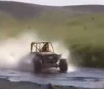 vidéo voiture roule eau surface