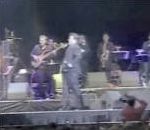 vidéo scène chanteur chute joli jeu de jambes