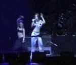 vidéo lumière éteinte chute scène chanteuse