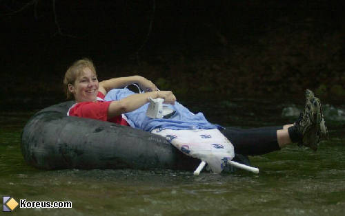 photo repasser dans un pneu gonflable sur eau sourire femme féminin humour insolite