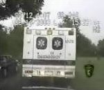 vidéo conducteur optimiste voiture ambulance étroit