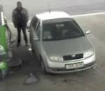 vidéo station service pneu jambe