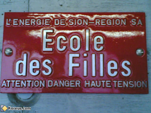 photo  école fille danger haute tension pancarte sion suisse tshirt plaque immatriculation humour insolite