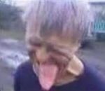 vidéo homme lèche yeux oeil langue grande longue