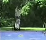 vidéo gros plonge piscine dans bouée