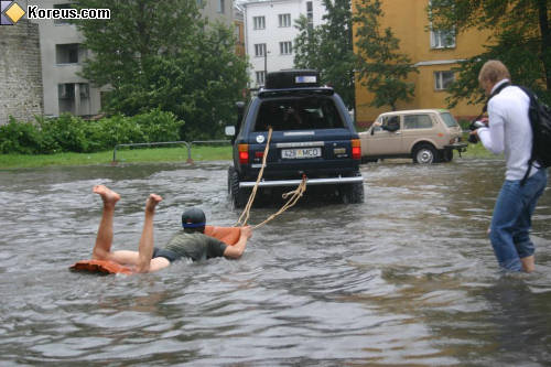 photo humour matelas pneumatique tiré voiture innondation insolite