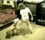 vidéo chien jouer grimper monter jambe drôle tête surprise