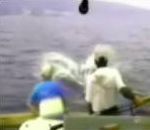 vidéo pêche gros poisson mord tiré dans eau
