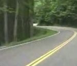 vidéo biker moto ravin voiture