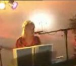 vidéo fête danse femme chante piano avale micro