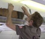 vidéo pub 1time bagage avion forcer coincer tete homme