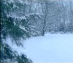 vidéo pub endless pain piercing clochette noel neige homme courir