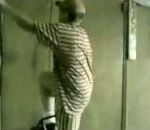 vidéo regis escalade frigo réfrigérateur accroché par le pantalon