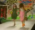 vidéo mannequin top model defilé tordre cheville chute