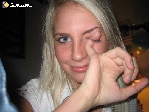 photo humour insolite femme gratte intérieur oeil paupière