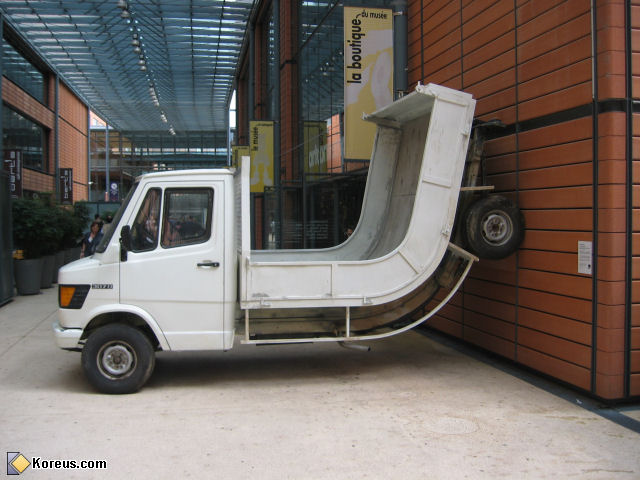 photo humour insolite camion oeuvre art erwin wurm