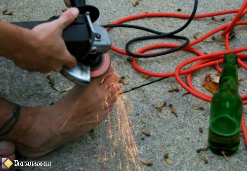 photo homme lime ongle disque humour insolite