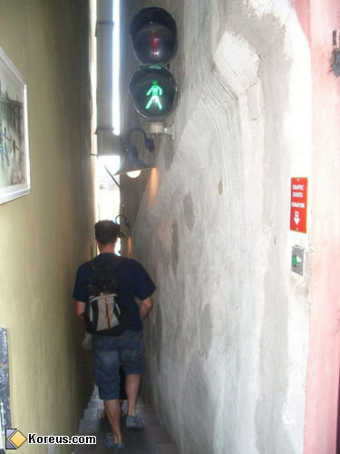 photo ruelle feu tricolore rue étroite humour insolite