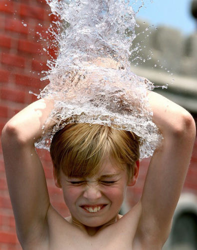 photo enfant eau tête humour insolite