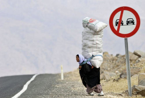 photo femme porte paquet dos sur son dos