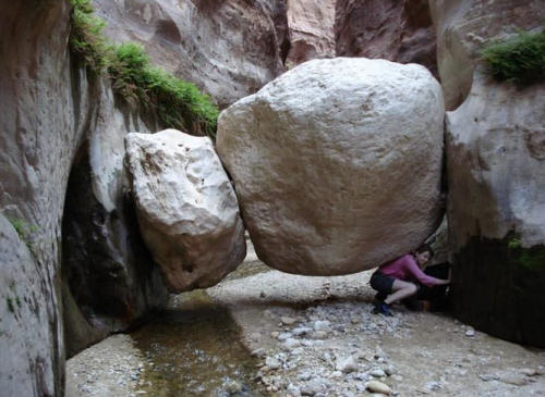 photo fille porte rocher dos humour insolite