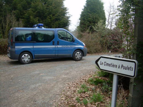 photo humour insolite fourgon gendarmerie panneau cimetière poulet
