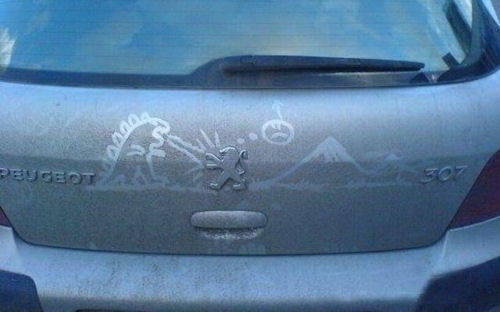 photo humour insolite godzilla lion logo peugeot