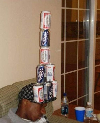 photo humour insolite canette équilibre casquette homme bourré