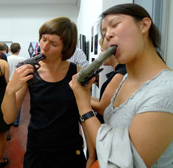 photo humour insolite pistolet glace arme