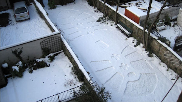 photo humour insolite empreinte géante pas neige