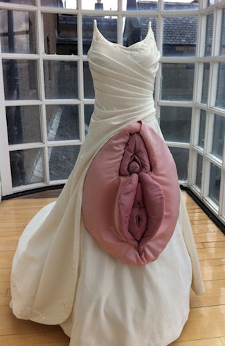 photo humour insolite robe de mariée vulve