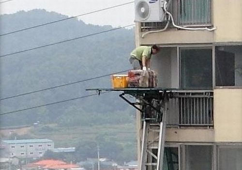 photo humour insolite déménagement échelle téléscopique