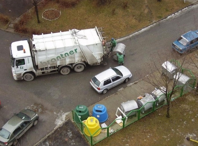 photo humour insolite éboueur voiture garer poubelle