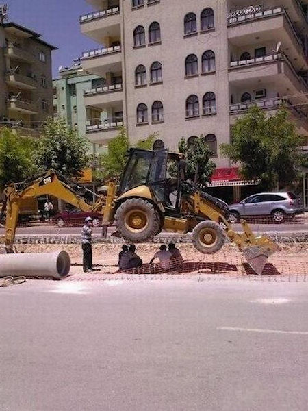 photo humour insolite pause ombre pelleteuse