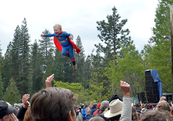 photo humour insolite enfant superman foule air