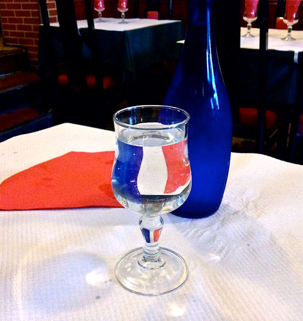 photo humour insolite drpeau français verre eau