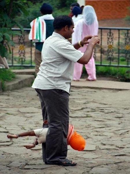 photo humour insolite bébé homme jambe